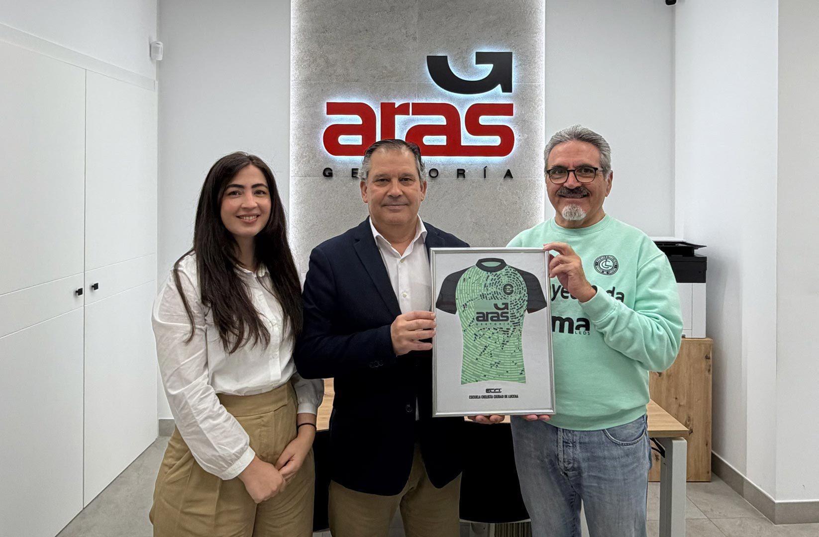 gestoría aras patrocinador de la escuela ciclista ciudad de lucena