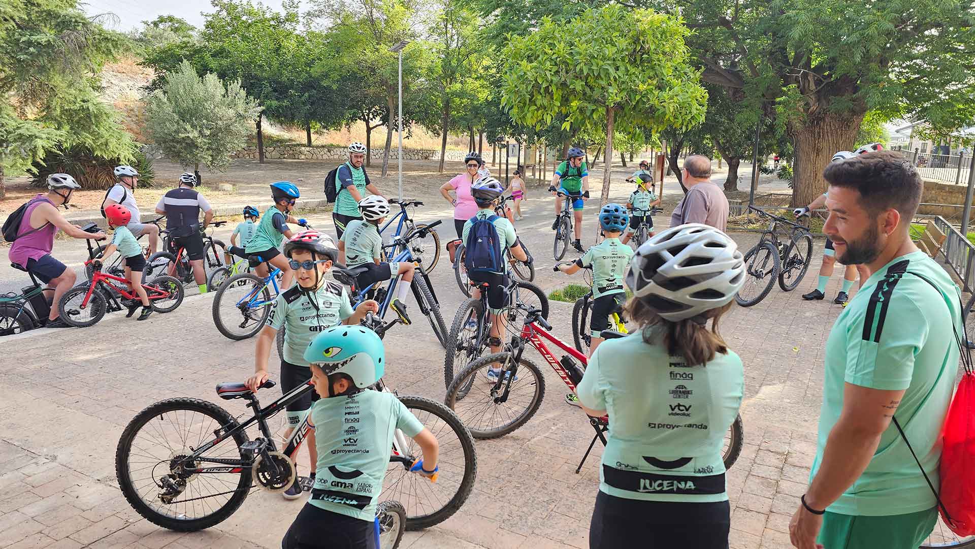 Alumnos de la Escuela Ciclista Ciudad de Lucena durante una salida en bicicleta